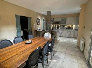 Casa · 230m² · 3 Dormitorios · Venta Casa con Pileta en Parque Leloir