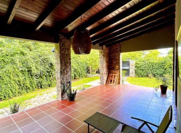 Casa · 280m² · 4 Ambientes · 2 Cocheras · Venta | Casa con Piscina en San Lorenzo (Salta) – 3 Dorm