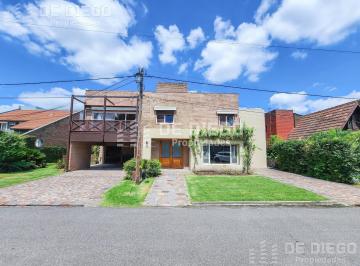 Casa · 326m² · 5 Ambientes · 4 Cocheras · Apto Crédito - Venta Casa 5 Ambientes Pileta y Ascensor - Country San Miguel de Ghiso