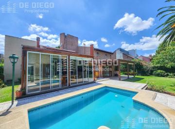 Casa · 326m² · 5 Ambientes · 4 Cocheras · Apto Crédito - Venta Casa 5 Ambientes Pileta y Ascensor - Country San Miguel de Ghiso