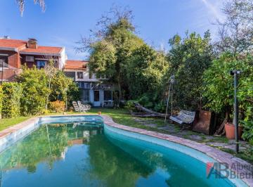 Casa · 380m² · 8 Ambientes · Casa con Excelente Terreno Muy Cerca de Caba