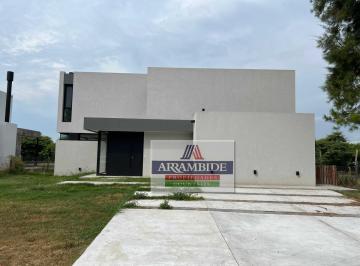 Casa · 211m² · 5 Ambientes · 2 Cocheras · Casa en San Matias