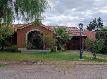 Casa · 196m² · 5 Ambientes · 3 Cocheras · Casa en Venta en B° Huerto del Sol