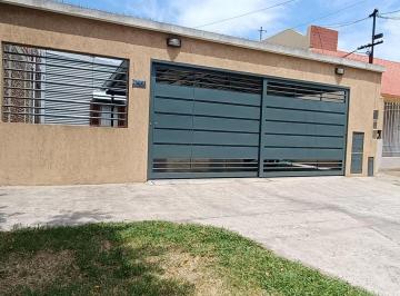 Casa · 95m² · 2 Ambientes · 2 Cocheras · Casa con Cochera, Parque, Quincho y Pileta Lanús Este