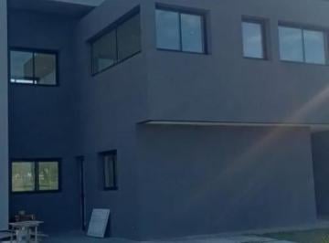 Casa · 220m² · 4 Ambientes · 1 Cochera · Casa en Venta - 3 Dorm. 3 Baños - Escobar