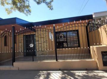 Casa · 200m² · 3 Ambientes · 1 Cochera · Casa en Venta - 2 Dorm. 2 Baños 1 Cochera - 432 m² - Quilmes