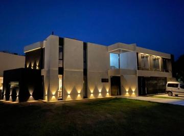 Casa de 6 ambientes, Berazategui · Casa 6 Ambientes con Amplio Jardin, Pileta y Cochera Para Dos Autos en Greenville Polo Resort