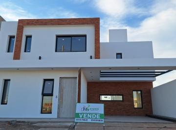 Casa · 251m² · 5 Ambientes · 1 Cochera · Casa en Venta 3 Habitaciones en Docta Central Córdoba