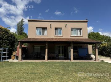 Casa · 181m² · 6 Ambientes · 2 Cocheras · Casa de 4 Dorm. y Dependencia con Pileta