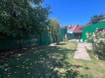Casa · 152m² · 3 Ambientes · 2 Cocheras · Venta Casa 3 Ambientes en Caisamar con Parque