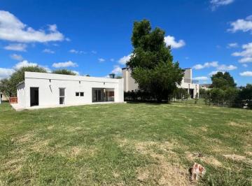 Casa · 160m² · 4 Ambientes · 2 Cocheras · Casa en Alquiler en San Sebastian, Escobar, G. B. a. Zona Norte