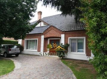 Casa de 9 ambientes, Moreno · Casa con 4 Dorm., 450 m² en Country Club Banco Provincia,.