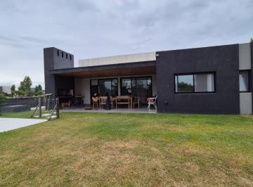 Casa · 160m² · 4 Ambientes · 2 Cocheras · Casa 3 Habitaciones con Piscina en El Naudir Alquiler Anual
