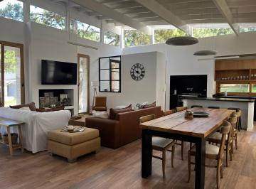 Casa de 8 ambientes, Costa Esmeralda · Casa con Pileta Cerca del Mar en Costa Esmeralda