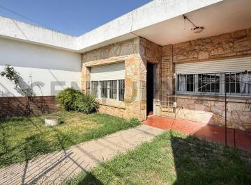 Casa · 140m² · 4 Ambientes · 1 Cochera · Venta de Casa 4 Ambientes con Garage y Jardín, San Martín, Mar del Plata.