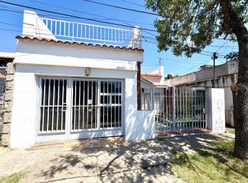 Casa · 90m² · 6 Ambientes · 1 Cochera · Casa 3 Dorm. con Cochera, Patio y Terraza en Barrio Matheu