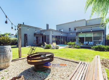 Casa · 245m² · 4 Ambientes · 2 Cocheras · Casa en Venta en Barrio Privado Weston, Moreno