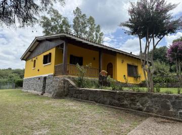 Casa · 270m² · 4 Dormitorios · 6 Cocheras · Casa Quinta en Unquillo