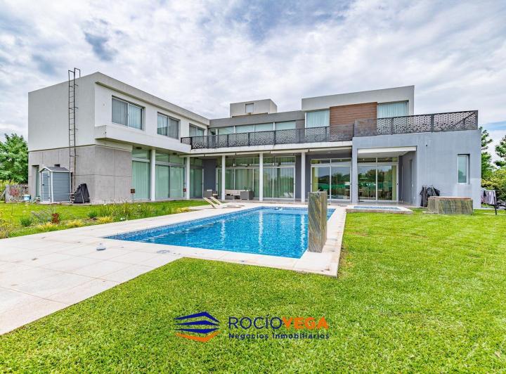 Casa · 590m² · 8 Ambientes · 3 Cocheras