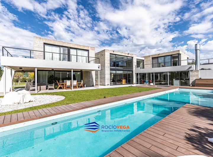 Casa · 460m² · 7 Ambientes · 2 Cocheras