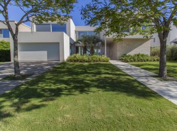 Casa · 537m² · 5 Ambientes · 2 Cocheras · Casa en Alquiler 4 Dorm. en Suite en El Barrio El Golf Nordelta