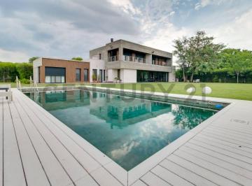 Casa · 695m² · 7 Ambientes · 2 Cocheras · Casa de Categoría en Venta en Greenville Polo & Resort – 7 Ambientes Sobre Triple Lote con Pileta