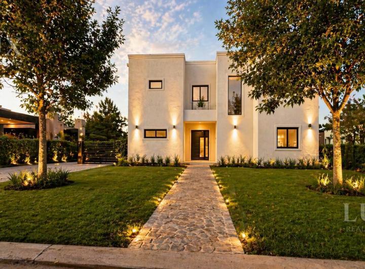 Casa · 180m² · 6 Ambientes · 4 Cocheras
