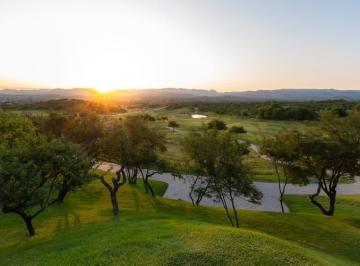 Casa de 7 ambientes, Mendiolaza · Casa de Diseño en Estancia El Terrón, Mendiolaza – 4 Dorm. en Suite y Piscina