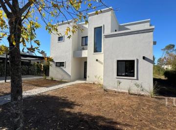 Casa · 206m² · 6 Ambientes · 4 Cocheras · Casa en Venta