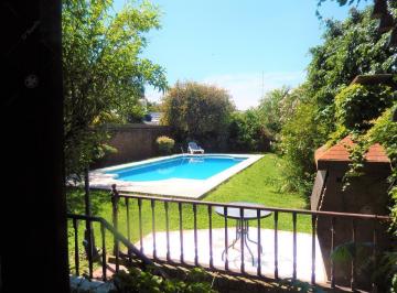 Casa · 383m² · 4 Ambientes · 3 Cocheras · En Bernal - Chalet de 4 Ambientes con Pileta y Cochera Para Dos Autos. Excelente Estado.