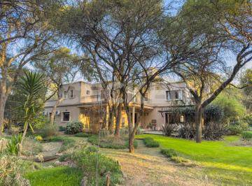 Casa · 454m² · 5 Ambientes · 3 Cocheras · Casa en El Bosque Fondo Espacio Verde