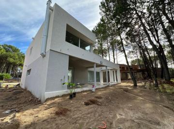 Casa · 286m² · 5 Ambientes · Casa en Venta - 4 Dorm. 3 Baños - Pinamar