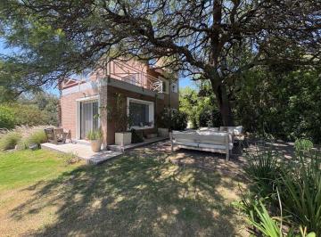 Casa de 4 ambientes, Mendiolaza · Venta Casa 3 Dorm. Gran Patio y Piscina - 212 M²/1221 M² Totales - Mendiolaza Centro.