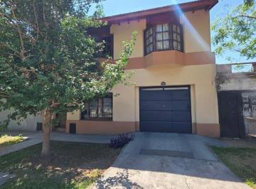 Casa · 155m² · 4 Ambientes · 1 Cochera · Casa en Quilmes Oeste