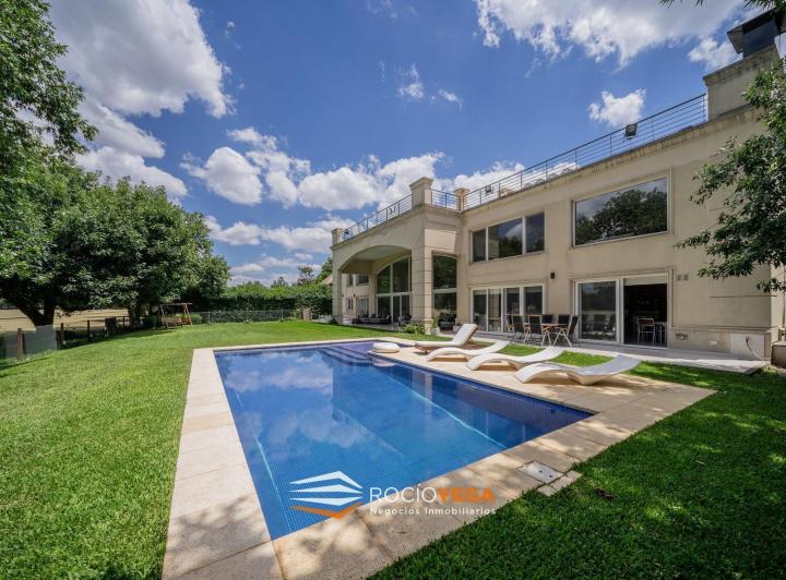 Casa · 1500m² · 8 Ambientes · 2 Cocheras