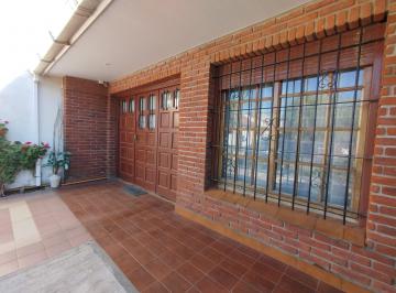 Casa · 147m² · 4 Ambientes · 2 Cocheras · Chalet 4 Ambientes a 3 Cuadras del Mar – Barrio Zacagnini
