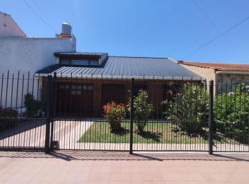 Casa · 147m² · 4 Ambientes · 2 Cocheras · Chalet 4 Ambientes a 3 Cuadras del Mar – Barrio Zacagnini