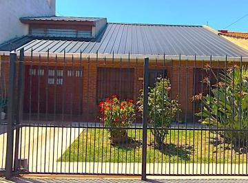 Casa · 147m² · 4 Ambientes · 2 Cocheras · Chalet 4 Ambientes a 3 Cuadras del Mar – Barrio Zacagnini