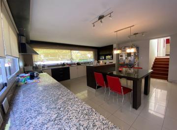 Casa de 5 ambientes, Ciudad de Mendoza · Casa con 600 m², Pileta, Galería y 4 Dorm. en Venta en Barrio Privado Dalvian