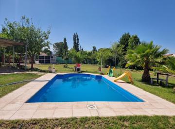 Casa · 110m² · 3 Ambientes · 1 Cochera · Quincho con Pileta en Cruz de Piedra