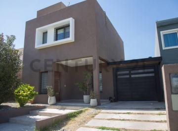 Casa · 180m² · 4 Ambientes · 2 Cocheras · ✨ Casa de Categoría en Solares de Manantiales – Gran Potencial ✨