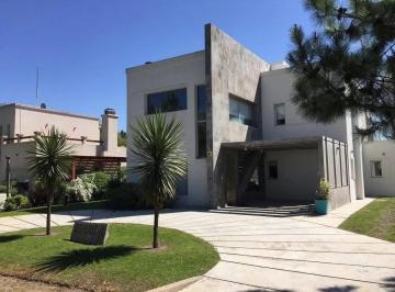 Casa · 250m² · 4 Ambientes · 1 Cochera · Casa en Venta - 3 Dorm. 3 Baños - Cañuelas