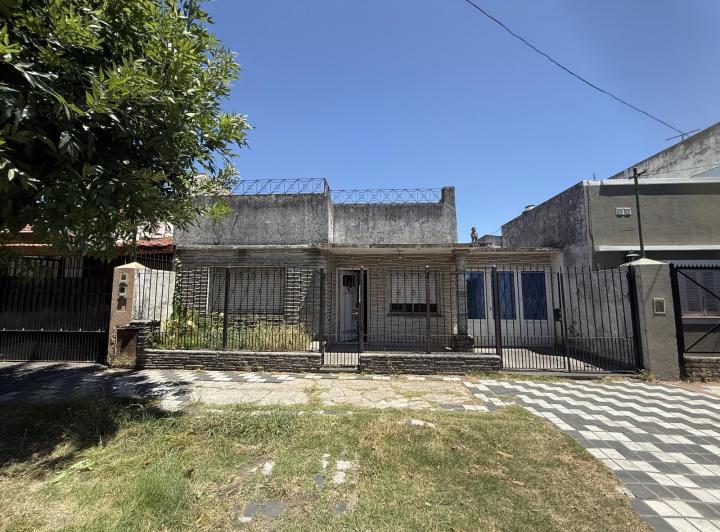 Casa · 130m² · 4 Ambientes · 3 Cocheras