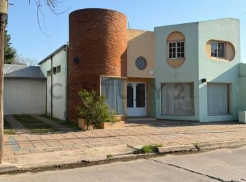 Casa · 205m² · 7 Ambientes · 2 Cocheras · Venta Casa 2 Plantas 7 Ambientes con Local Al Frente - Irigoyen 632 San Antonio de Areco