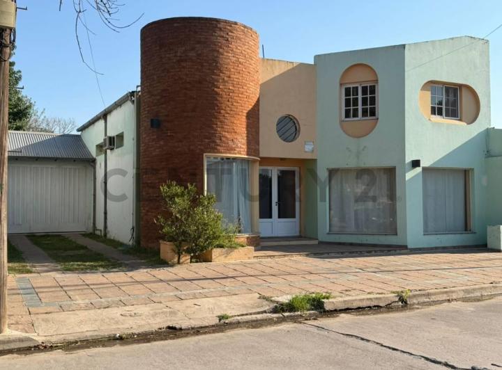 Casa · 205m² · 7 Ambientes · 2 Cocheras