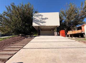 Casa · 290m² · 5 Ambientes · 2 Cocheras · Casa en La Cuesta 3 Dorm.. Patio Plano