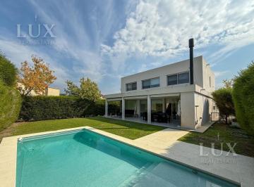 Casa · 250m² · 5 Ambientes · 2 Cocheras · Casa en Venta con 3 Habitaciones en Los Lagos, Nordelta