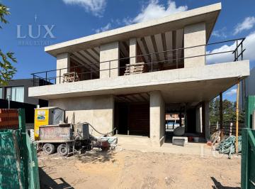 Casa · 335m² · 6 Ambientes · 4 Cocheras · Casa en Venta con 4 Habitaciones en Carpinchos, Nordelta