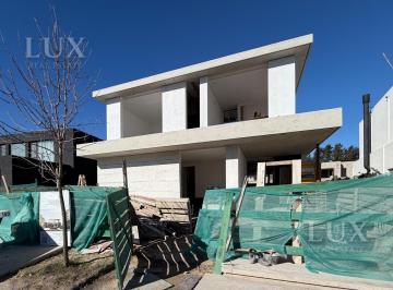 Casa · 335m² · 6 Ambientes · 4 Cocheras · Casa en Venta con 4 Habitaciones en Carpinchos, Nordelta