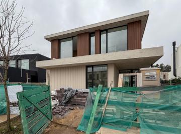 Casa · 335m² · 6 Ambientes · 4 Cocheras · Casa en Venta con 4 Habitaciones en Carpinchos, Nordelta